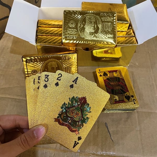 Bộ Bài Vàng 24K Cao Cấp 54 Lá – Bài Nhựa PET Chống Nước, Màu Vàng Ánh Kim, Sang Trọng Làm Quà Tặng