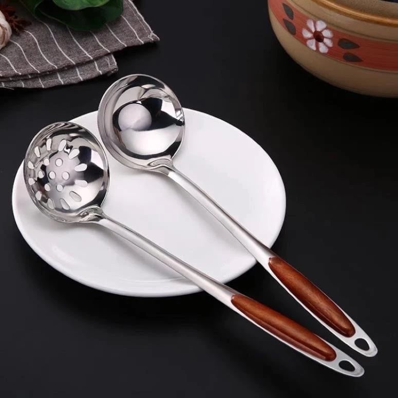 Vá Lỗ Gỗ 35cm, Muôi Vớt Thực Phẩm Cán Gỗ Nhà Bếp
